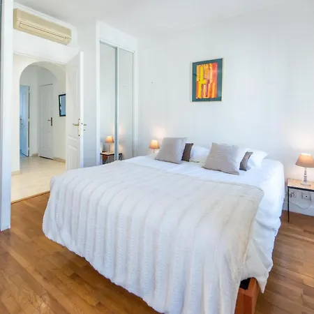 The Queen Apartment